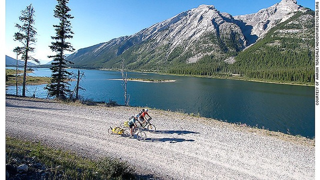 1. Cung đường Great Divide (Bắc Mỹ) nối từ Alberta (của Canada) tới New Mexico (của Mỹ), trải dài 4.400 Km. Bạn sẽ có dịp “mục sở thị” các loài động vật hoang dã như nai sừng tấm, sư tử núi, đại bàng dọc theo con đường này. Thời gian thích hợp nhất để bạn trải nghiệm cung đường này rơi từ tháng 6 tới tháng 10 hàng năm.